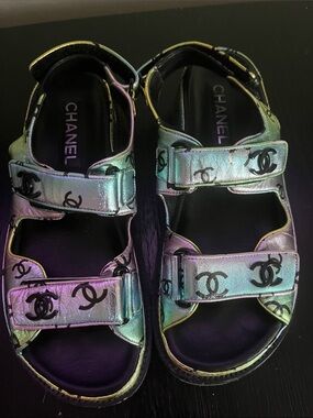 CHANEL interlocking CC logo